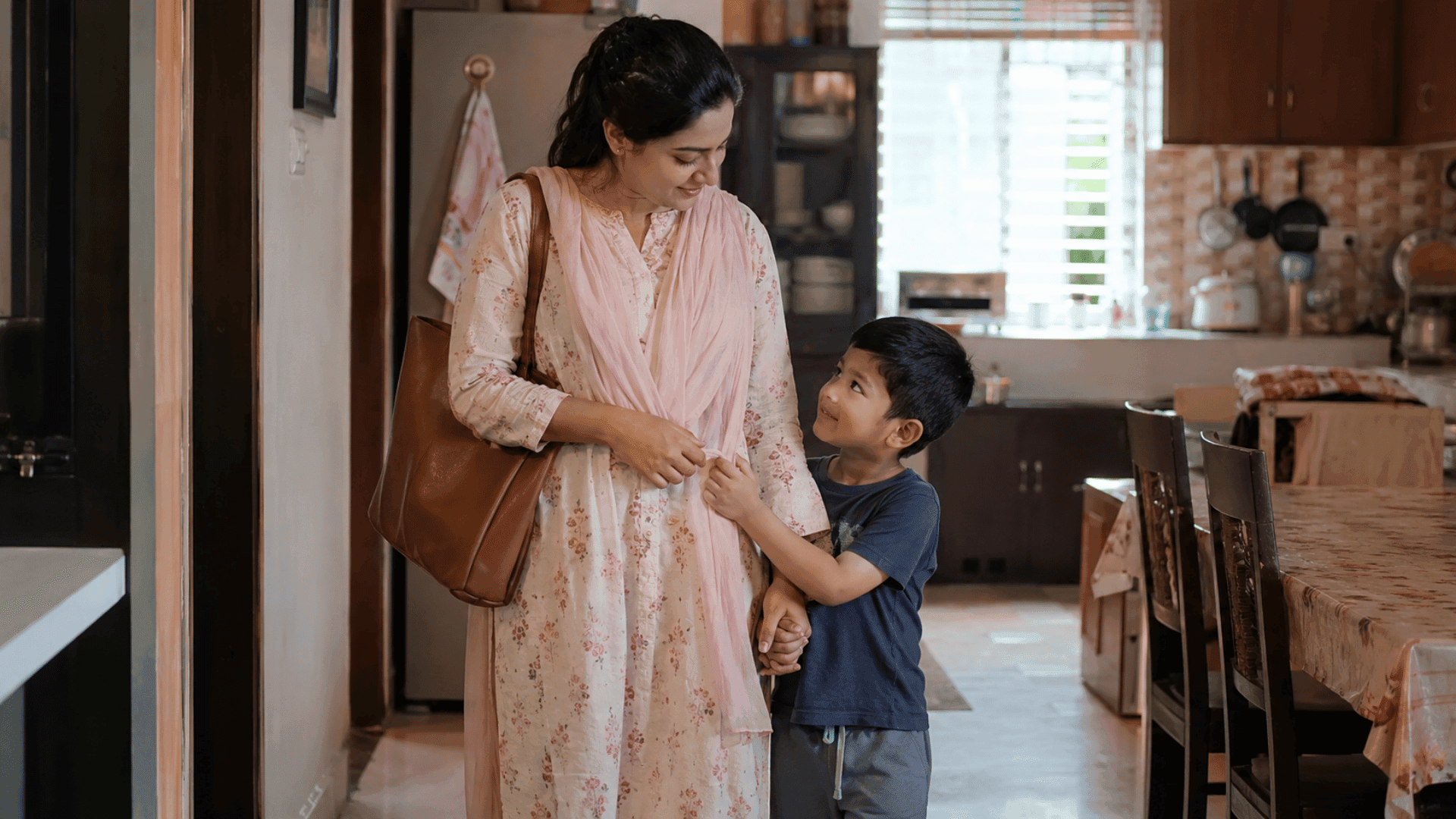মা অফিস থেকে ফিরলেই শিশুর আঁকড়ে থাকা: স্বাভাবিক, নাকি শিশুকে স্বাধীনতা শেখানো প্রয়োজন?